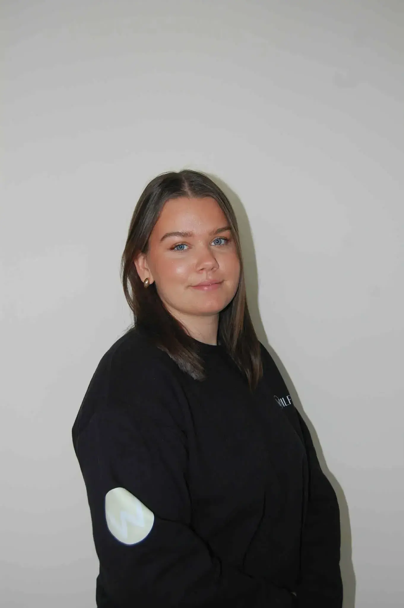 Wilma, grundare av WilFix, i en svart WilFix-tröja