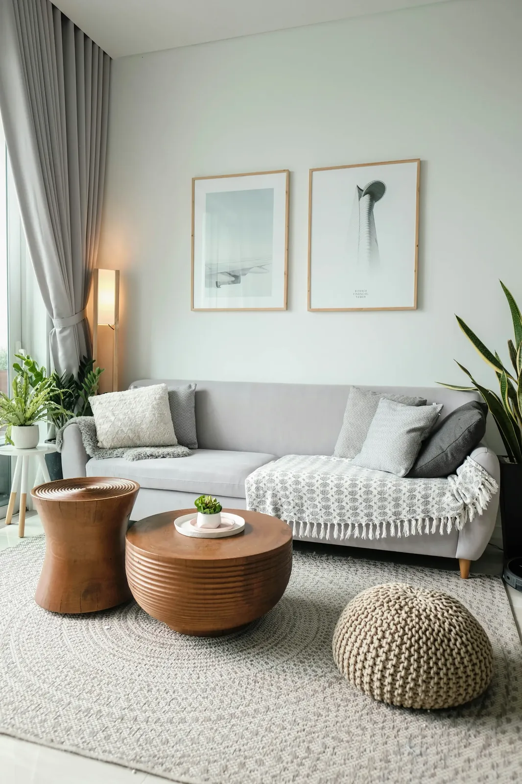 Ljust och nystädat vardagsrum med soffa, soffbord och gröna växter